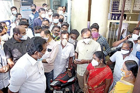 மதுரை மாவட்ட பத்திரப் பதிவு அலுவலர் அலுவலகத்தில் ஆய்வு மேற்கொண்ட அமைச்சர் பி.மூர்த்தி.  படம்: எஸ்.கிருஷ்ணமூர்த்தி