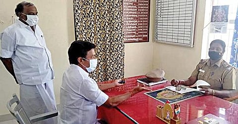 தனக்கு வரும் கொலை மிரட்டல் தொடர்பாக விழுப்புரம் மாவட்டம் திண்டிவனம் ரோஷணை காவல்நிலைய ஆய்வாளர் வள்ளியிடம் முன்னாள் அமைச்சர் சி.வி.சண்முகம் புகார் மனு அளித்தார். உடன் வானூர் எம்எல்ஏ சக்கரபாணி.