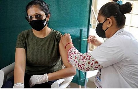 தடுப்பூசி தட்டுப்பாடு, கட்டுப்பாடுகளால் வெளிநாடுகளுக்குப் படிக்கச் செல்ல முடியாமல் தவிக்கும் இந்திய மாணவர்கள்