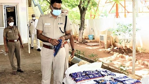 கழுகுமலையில் பறிமுதல் செய்யப்பட்டு, கோவில்பட்டி டி.எஸ்.பி. அலுவலக வளாகத்தில் வைக்கப்பட்டிருந்த புகையிலை பொருட்களை எஸ்.பி.ஜெயக்குமார் பார்வையிட்டார்.