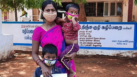 சிவகங்கை ஆட்சியர் அலுவலகத்தில் தனது கணவர் உடலை இந்தியா கொண்டு வர வலியுறுத்தி குழந்தைகளுடன்  மனு கொடுக்க வந்த டி.ஆலங்குளத்தைச் சேர்ந்த சவுந்தரம்.