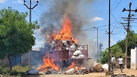 கோவில்பட்டியில் தீப்பெட்டி கழிவுகள் ஏற்றிச் சென்ற லாரி மின்வயரில் உரசியதால் தீ விபத்து