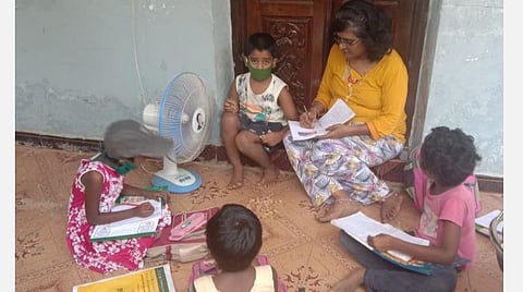 காரைக்குடியில் குழந்தைகளுக்கு இலவசமாகப் பாடம் சொல்லிக் கொடுக்கும் பள்ளி ஆசிரியர் பா.தென்றல்.