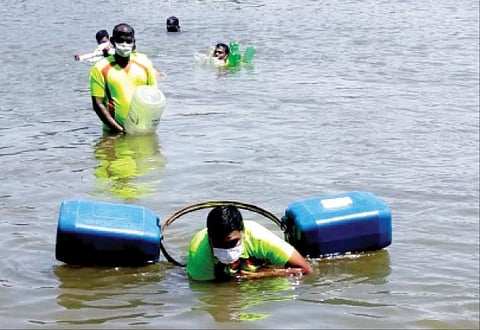 வெள்ளத்தில் சிக்குவோர், வீட்டில் உள்ள பொருட்களைக் கொண்டு தப்புவது குறித்து திருநெல்வேலி தாமிரபரணி ஆற்றில் தீயணைப்புத் துறையினர் விளக்கம் அளித்தனர். படம்: மு.லெட்சுமி அருண்