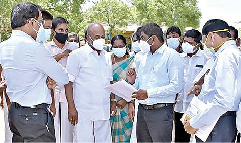 ஈரோடு அடுத்த முகாசிபிடாரியூர் 1010 நெசவாளர் காலனியில் கரோனா தடுப்புப் பணிகள் குறித்து ஊரக வளர்ச்சித்துறை அமைச்சர் கே.ஆர். பெரியகருப்பன் ஆய்வு மேற்கொண்டார்.