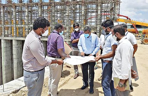 மேட்டூர் உபரி நீர் திட்டத்துக்காக திப்பம்பட்டியில் அமைக்கப்பட்டு வரும் தலைமை நீரேற்று நிலைய கட்டுமானப் பணிகளை சேலம் ஆட்சியர் கார்மேகம் ஆய்வு மேற்கொண்டார். உடன் துணை ஆட்சியர் சரவணன் உள்ளிட்டோர்.