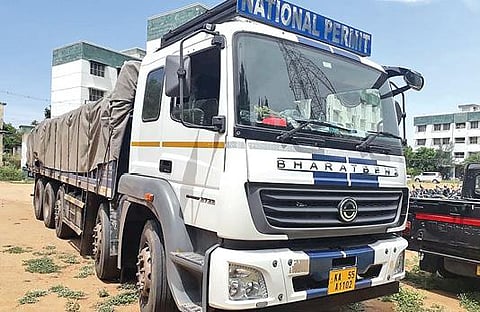 தாராபுரத்தில் சிமென்ட் லாரியில் ரூ. 40 லட்சம் பறிமுதல்: ஹவாலா பணமா என வருமான வரித்துறையினர் தீவிர விசாரணை