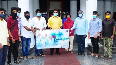 காரைக்கால் மாவட்ட ஆட்சியர் அலுவலகத்தில் நேற்று நடைபெற்ற நிகழ்வில் “மனிதம்” என்ற கரோனா விழிப்புணர்வு குறும்படத்தை வெளியிட்ட மாவட்ட ஆட்சியர் அர்ஜூன் சர்மா மற்றும் படக்குழுவினர்