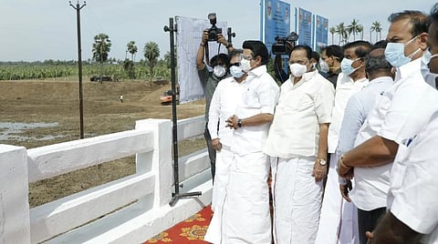 கொடிங்கால் வடிகால் வாய்க்கால் தூர்வாரும் பணியை ஆய்வு செய்த முதல்வர் மு.க.ஸ்டாலின். படம்: ஜி. ஞானவேல்முருகன்.