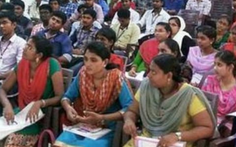 கலை, அறிவியல் கல்லூரிகளில் சேர ஆர்வம் அதிகரிப்பு: ஆன்லைனின் விவரங்களைப் பதிவிடும் மாணவர்கள்