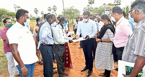 குலசேகரன்பட்டினத்தில் ராக்கெட் ஏவுதளம் அமைக்கும் பணிக்காக நிலம் கையகப்படுத்துவதால் வீடுகளை இழக்கும் மக்களுக்கு குடியிருப்புகள் கட்டிக் கொடுப்பதற்கான இடத்தை மாவட்ட ஆட்சியர் கி.செந்தில் ராஜ் பார்வையிட்டார்.