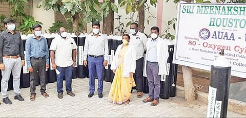 அமெரிக்காவைச் சேர்ந்த மீனாட்சி திருக்கோயில் சங்கம் மற்றும் அண்ணாமலை பல்கலைக்கழக அலுமினி அசோசியேஷன் வழங்கிய 80 ஆக்சிஜன் சிலிண்டர்களை கள்ளக்குறிச்சி அரசு மருத்துவமனைக்கு ஆட்சியர் கிரன்குராலா ஒப்படைத்தார்.