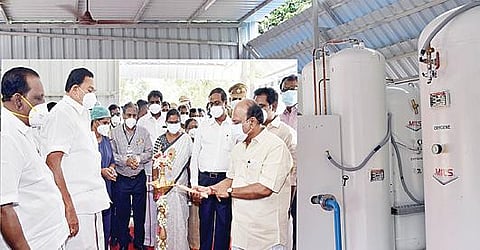 காஞ்சிபுரம் அரசு மருத்துவமனையில் ஆக்சிஜன் உற்பத்தி மையத்தை குத்துவிளக்கேற்றி திறந்துவைத்த அமைச்சர்கள் தா.மோ.அன்பரசன், ஆர்.காந்தி. உடன், மாவட்ட ஆட்சியர் மகேஸ்வரி உள்ளிட்டோர்.