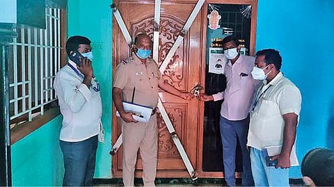 அரசின் அனுமதியின்றி  கரோனா நோய் தொற்றாளர்களுக்கு   -  சிகிச்சை அளித்த தனியார் மருத்துவமனைக்கு 'சீல்' :