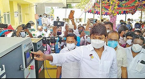 வால்பாறை அரசு மருத்துவமனையில் ஆக்சிஜன் உற்பத்திப் பணிகளை தொடங்கி வைத்த உதயநிதி ஸ்டாலின் எம்எல்ஏ உள்ளிட்டோர்.