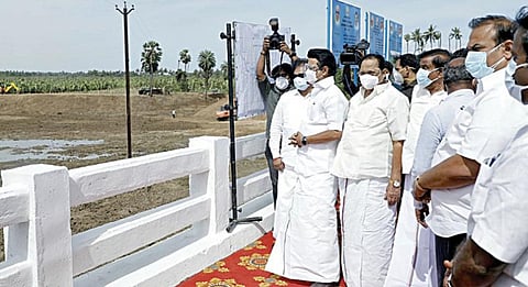 திருச்சி மாவட்டம் கொடியாலம் கொடிங்கால் வடிகால் வாய்க்கால் தூர்வாரும் பணியை ஆய்வு செய்கிறார் தமிழக முதல்வர் மு.க.ஸ்டாலின்.படம்: ஜி.ஞானவேல்முருகன்