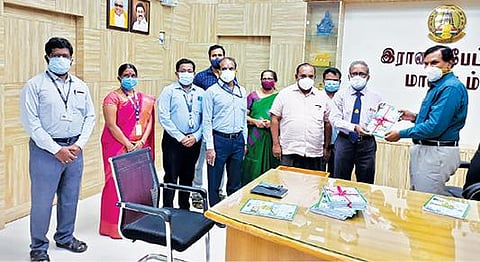 ராணிப்பேட்டை மாவட்டத்தில் முன்னோடி வங்கி சார்பில் 2021-22-ம் நிதியாண்டுக் கான கடன் திட்ட அறிக்கையை மாவட்ட ஆட்சியர் கிளாட்ஸ்டன் புஷ்பராஜ் வெளியிட இந்தியன் வங்கி துணை பொது மேலாளர் கிருஷ்ணராஜ் பெற்றுக்கொண்டார்.