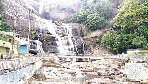 தென்காசி மாவட்டத்தில் தென்மேற்கு பருவமழை தீவிரம் அடையாத நிலையில், மேற்குத் தொடர்ச்சி மலைப்பகுதிகளில் மட்டும் மிதமாக மழை பெய்து வருகிறது.  குற்றாலம் பிரதான அருவியில் நேற்று மிதமான அளவில் தண்ணீர் விழுந்தது.