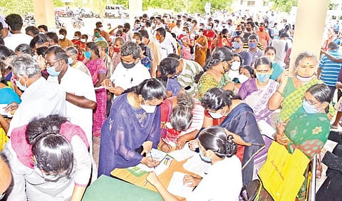 தூத்துக்குடி அரசு மருத்துவக் கல்லூரி மருத்துவமனையில் தடுப்பூசிக்காக ஆர்வமுடன் காத்திருந்த பொதுமக்கள். (அடுத்த படம்) நாகர்கோவில் கார்மல் பள்ளியில் நேற்று நடந்த தடுப்பூசி சிறப்பு முகாமில் சமூக இடைவெளியுடன் வரிசையில் காத்து நின்ற மக்கள்.படங்கள்: என்.ராஜேஷ், எல்.மோகன்.