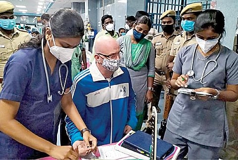 இங்கிலாந்து நாட்டைச் சேர்ந்த ஜோனாதன் தோர்னுக்கு, நீதிமன்றத்தில் ஆஜர்படுத் தும் முன்பாக, தூத்துக்குடி அரசு மருத்துவமனையில் பரிசோதனை நடந்தது.