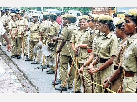 முதல்வர் பாதுகாப்பில் பெண் போலீஸாருக்கு விலக்கு