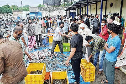 செங்கம் சாலையில் உள்ள காலி இடத்தில் திறக்கப்பட்ட மீன் மற்றும் இறைச்சி கடைகள், மக்கள் வருகையின்றி வெறிச்சோடி காணப்பட்டன.