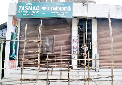 தமிழகத்தில் நீண்ட நாட்களுக்கு பின்னர்  இன்று டாஸ்மாக் கடைகள் திறக்கப்படவுள்ளன. பாளையங்கோட்டை வாய்க்கால் பாலம் பகுதியில் உள்ள டாஸ்மாக் கடையில் தடுப்புகள் அமைக்கப்பட்டுள்ளன. படம்: மு.லெட்சுமி அருண்