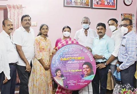 தூத்துக்குடியில் நடைபெற்ற நிகழ்ச்சியில் கரோனா விழிப்புணர்வு பாடல் குறுந்தகட்டை அமைச்சர் பெ.கீதாஜீவன் வெளியிட்டார்.