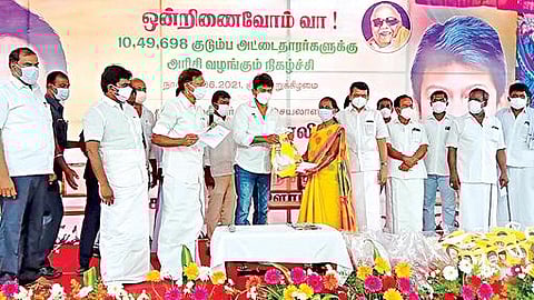 எடப்பாடி அடுத்த கச்சுப்பள்ளி கிராமத்தில் நடந்த நிகழ்ச்சியில் இலவச அரிசியை ஒரு பெண்ணுக்கு, திமுக இளைஞர் அணி மாநில செயலாளர்  எம்எல்ஏ உதயநிதி ஸ்டாலின் வழங்கினார். உடன் மின்துறை அமைச்சர் செந்தில் பாலாஜி, எம்பி பார்த்திபன், எம்எல்ஏ ராஜேந்திரன், சேலம் மேற்கு மாவட்ட திமுக பொறுப்பாளர் செல்வகணபதி உள்ளிட்டோர்.
