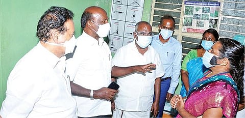 விழுப்புரம் மாவட்டத்தில் கரோனா தடுப்பு நடவடிக்கைகள் குறித்து சுகாதாரத் துறை அமைச்சர் மா.சுப்பிரமணியன் மருத்துவப் பணிகள் இணை இயக்குநர் சண்முகக்கனியிடம் விவரம் கேட்டறிந்தார்.