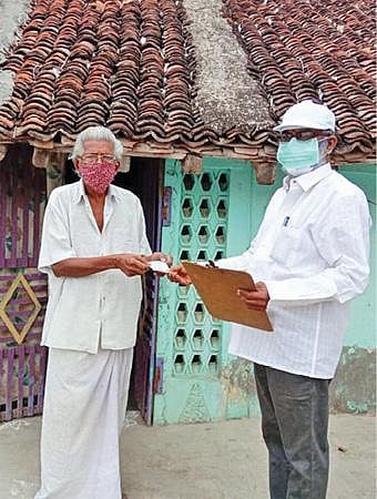 சிதம்பரம் ஆணிக்காரன் தெருவில் ரேஷன் கடை ஊழியர் வீடு, வீடாக சென்று டோக்கன் வழங்கினார்.