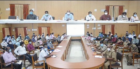 கடலூரில் மாவட்ட ஆட்சியர் கி.பாலசுப்ரமணியம் தலைமையில் கரோனா பரவலை தடுக்க ஆய்வுக்கூட்டம் நடந்தது.