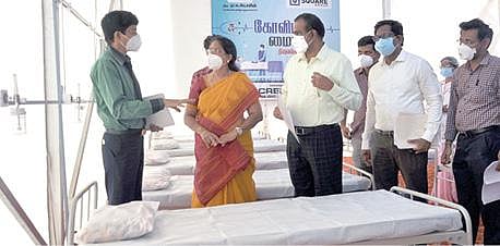 திருவள்ளூர் அரசு மருத்துவக் கல்லூரி மருத்துவமனை வளாகத்தில் புதிதாக அமைக்கப்பட்டுள்ள 80 படுக்கைகள் கொண்ட கரோனா சிறப்பு மருத்துவ சிகிச்சை மையத்தை நேற்று சுகாதாரத் துறை முதன்மைச் செயலர் ஜெ. ராதாகிருஷ்ணன் பார்வையிட்டு, ஆய்வு செய்தார்.  இந்த ஆய்வின்போது,  ஆட்சியர் பொன்னையா உள்ளிட்டோர் உடனிருந்தனர்.