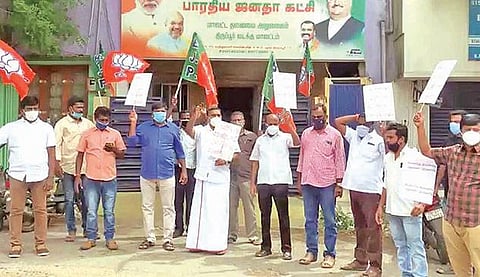 திருப்பூரில் ஓடக்காடு பகுதியில் ஆர்ப்பாட்டத்தில் ஈடுபட்ட பாஜகவினர்.