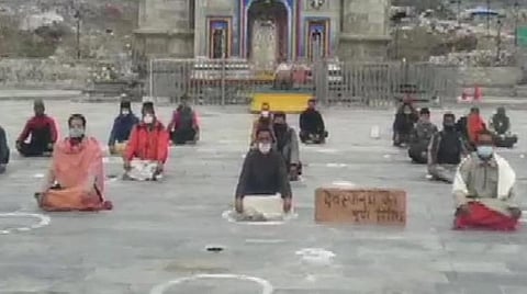 தேவஸ்தான வாரியத்தை கலைக்கக் கோரி கேதார்நாத் கோயில் அர்ச்சகர்கள் 3-வது நாளாக தொடர் போராட்டம்