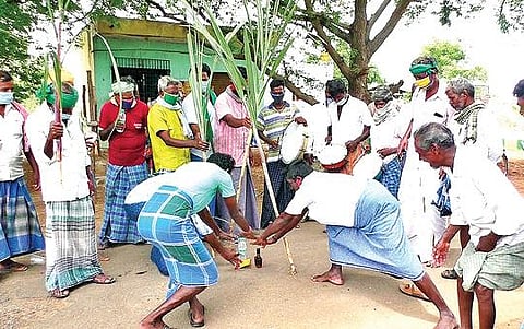 தி.மலை அடுத்த வேங்கிக்காலில் உள்ள டாஸ்மாக் மதுபான கடையில் நேற்று நீண்ட வரிசையில் காத்திருந்து மதுபானங்களை வாங்கி சென்றனர். அடுத்த படம்: செய்யாறு அடுத்த வாழ்குடை கிராமத்தில் உள்ள டாஸ்மாக் கடை திறப்புக்கு வரவேற்பு அளித்த கரும்பு விவசாயிகளால் மகிழ்ச்சி அடைந்த மதுபிரியர்கள், சாலையில் மது பாட்டில்களை வைத்து வணங்கினர்.