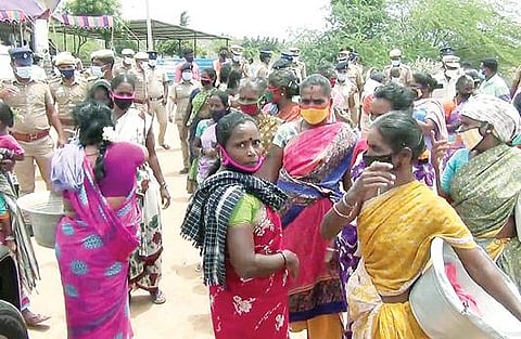 வந்தவாசி அருகே டாஸ்மாக் மதுபானக் கடையை முற்றுகையிட்ட பெண்கள்.