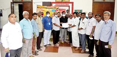 நடுத்தர மக்களின் வாழ்வாதாரம் கருதி அனைத்து கடைகளையும் பிற்பகல் 2 மணி வரை செயல்பட அனுமதிக்க வேண்டும் என வேலூர் தலைமை தபால் நிலையத்திலிருந்து தமிழக முதல்வருக்கு இ-தந்தி அனுப்பிய வேலூர் அனைத்து வணிகர்கள் சங்கத்தினர். படம்: வி.எம்.மணிநாதன்.