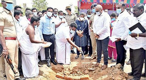 சென்னை- கன்னியாகுமரி தொழில் வழித்தடம் திட்டத்தின் கீழ் திருச்செந்தூர்- கல்லிடைக்குறிச்சி இடையே சாலை அமைக்கும் பணிகளை அமைச்சர் அனிதா ஆர்.ராதாகிருஷ்ணன் நேற்று தொடங்கி வைத்தார்.