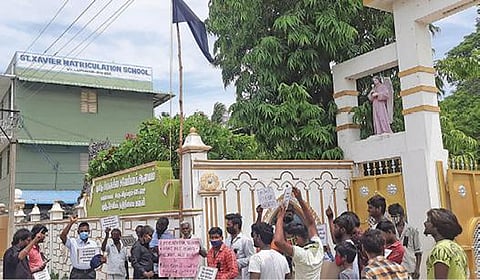 விழுப்புரத்தில்  தலித் கிறிஸ்தவர் விடுதலை இயக்கம் சார்பில் கருப்புக்கொடி ஏற்றும் போராட்டம் நடைபெற்றது.