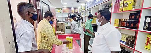 காஞ்சிபுரம் ரயில்வே சாலையில் உள்ள அயல்நாட்டு மதுபானக் கடையில் மதுபானங்களை வாங்கிச் சென்ற மதுப்  பிரியர்கள்.