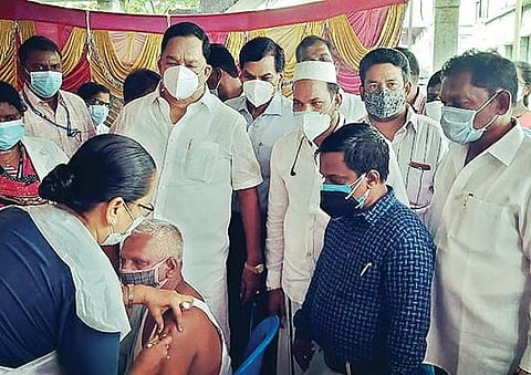 ராணிப்பேட்டை நவல்பூரில் கரோனா தடுப்பூசி முகாமை தொடங்கி வைத்து பார்வையிட்ட அமைச்சர் ஆர்.காந்தி.