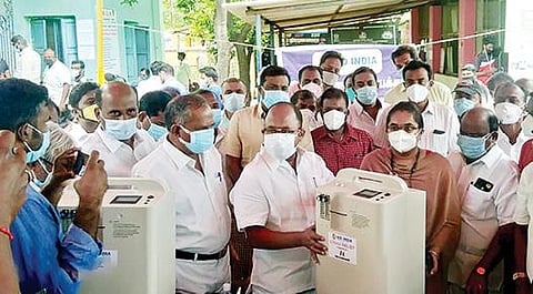 வடுகந்தாங்கல் வட்டார மருத்துவ அலுவலரிடம் ஆக்சிஜன் செறிவூட்டி இயந்திரங் களை ஒப்படைத்த அணைக்கட்டு சட்டப்பேரவை உறுப்பினர் ஏ.பி.நந்தகுமார்.