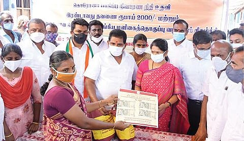 தூத்துக்குடி மாவட்டம் சிவகளை நியாயவிலைக் கடையில் 2-ம் கட்ட கரோனா நிவாரண நிதி ரூ.2,000 மற்றும் 14  மளிகை பொருட்கள் அடங்கிய தொகுப்பு வழங்கும் பணியை கனிமொழி எம்.பி., அமைச்சர் அனிதா ராதாகிருஷ்ணன் ஆகியோர் தொடங்கி வைத்தனர்.