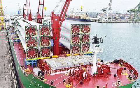 தூத்துக்குடி வஉசி துறைமுகத்திலிருந்து அதிக நீளம் கொண்ட காற்றாலை இறகுகளை அமெரிக்காவுக்கு ஏற்றிச் செல்லும் கப்பல்.