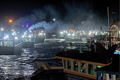 தூத்துக்குடி மீன்பிடித் துறைமுகத்தில் இருந்து நேற்று அதிகாலை கடலுக்கு மீன்பிடிக்க புறப்பட்டுச் சென்ற விசைப்படகுகள். படம்: என்.ராஜேஷ்