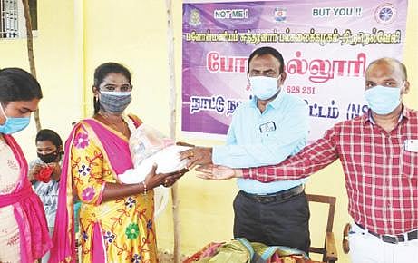 தூத்துக்குடி மடத்தூரில் நடைபெற்ற நிகழ்ச்சியில் திருநங்கைகளுக்கு கரோனா நிவாரண உதவிகள் வழங்கப்பட்டன.