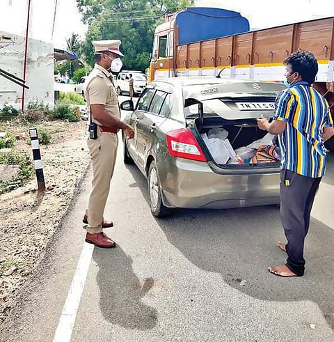 நாமக்கல் - திருச்சி மாவட்ட எல்லையான பவித்திரம்புதூர் பகுதியில் காவல் துறையினர் வாகனத் தணிக்கையில் ஈடுபட்டனர்.