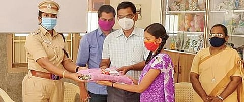 காப்பக குழந்தைகளுக்கு பரிசு மற்றும் தொற்று தடுப்பு சாதனங்களை வழங்கிய டிஎஸ்பி வினோதினி. உடன் குழந்தைகள் நலக்குழு உறுப்பினர்கள் பாண்டியராஜா, சண்முகம் உள்ளிட்டோர்.