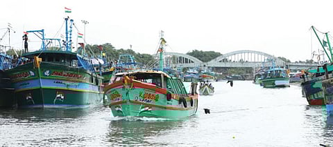 கடலூர் துறைமுகத்தில் இருந்து மீன்பிடிக்க கடலுக்கு சென்ற மீனவர்கள்.